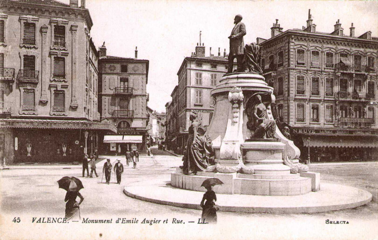 Le monument d'Émile Augier (1897) place de la République.