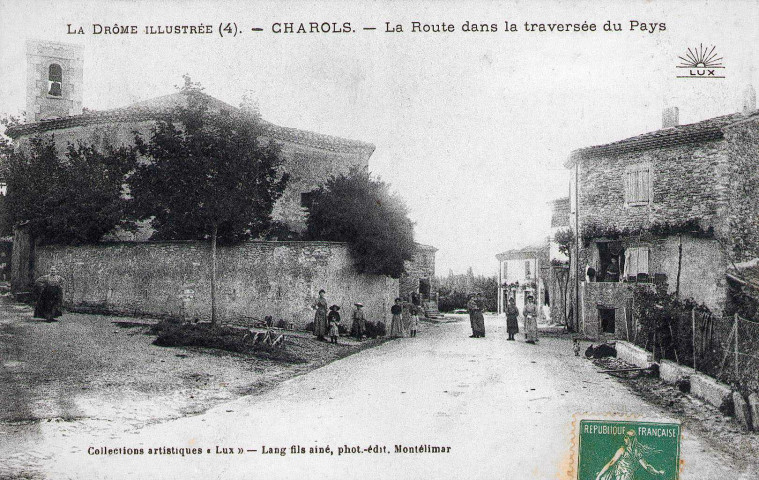 Route principale et à gauche l'église Saint-Jean-Baptiste.