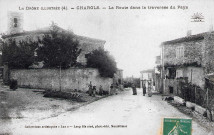 Route principale et à gauche l'église Saint-Jean-Baptiste.