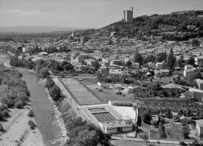 Crest. - Vue aérienne de la ville, des cours de tennis et de la piscine