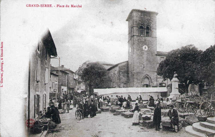 Jour de marché, place de l'Hôtel-de-Ville.