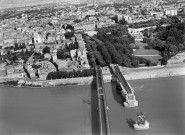 Vue aérienne d'une partie de la ville et du pont sur le Rhône, bombardé le 15 août 1944 par les américains.