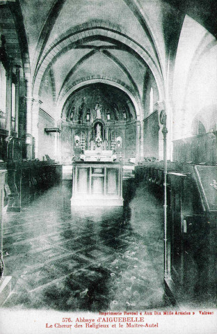 Le chœur et le maître autel de l'église abbatiale.