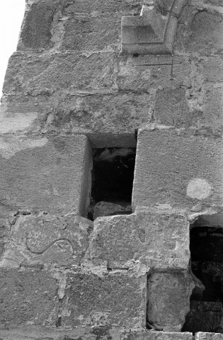 Rousset-les-Vignes.- Marque de tâcheron en façade du clocher de l'église Saint-Mayeul.