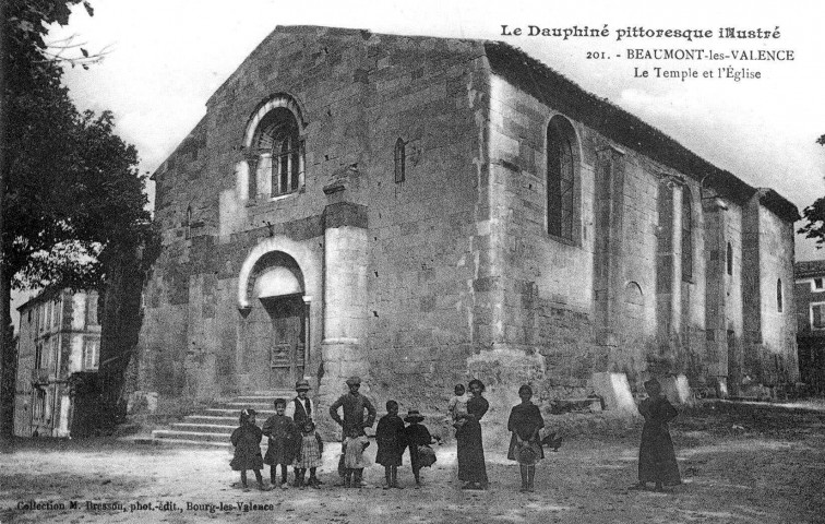 Église Notre-Dame servant, grâce à une séparation, aux cultes catholique et protestant.