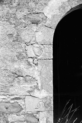 Châteauneuf-de-Bordette.- Détail du porche de la chapelle Saint-Quentin.