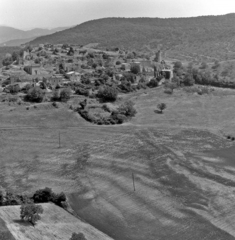 Vue aérienne du vieux village de Mirabel.