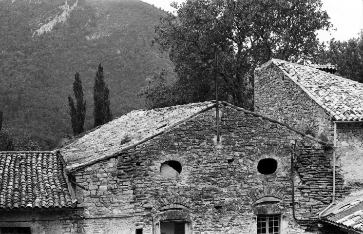 Die.- Toiture et façade du réfectoire de l'abbaye de Valcroissant.