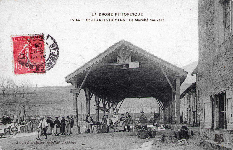 Les halles un jour de marché.