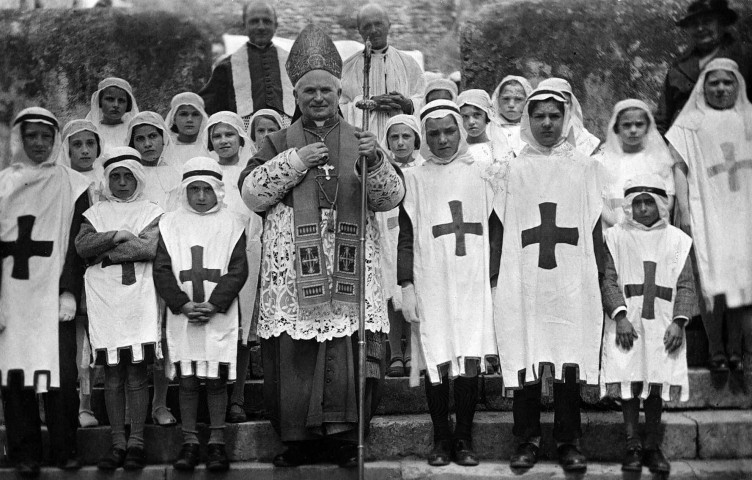 Vaunaveys-la-Rochette.- Monseigneur Pic à Vaunaveys pour la confirmation des croisés le 7 mai 1936.