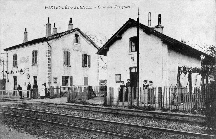 Portes-lès-Valence.- La gare de voyageurs et le passage à niveau.