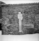 La Chapelle-en-Vercors. - Cour des fusillés, sculpture d'Émile Gilioli aujourd'hui déplacée au col de la Bataille.
