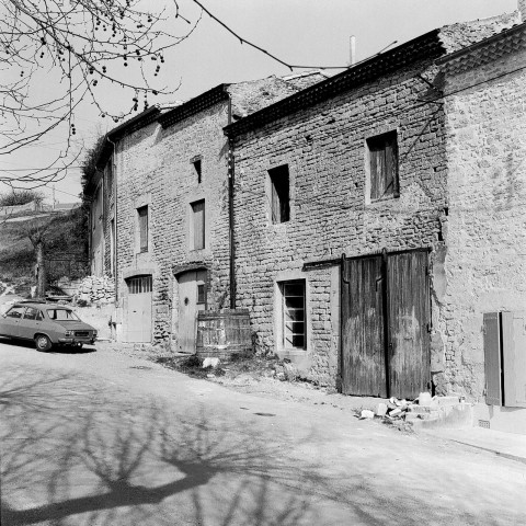 Étoile-sur-Rhône.- Rénovation de maison place de la République.