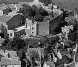 Vue aérienne d'une partie du village et du château.