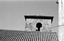 Châteauneuf-du-Rhône. - La face sud du clocher de l'église Saint-Nicolas.