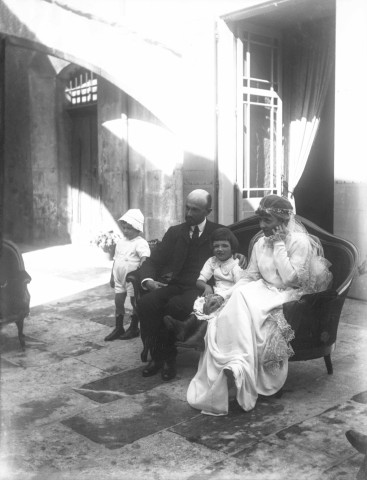 Arles (Bouches-du-Rhône), maison de Courtois, 4 rue du cloître. - Henri Champin et Marthe de Courtois assis en extérieur sur un canapé.