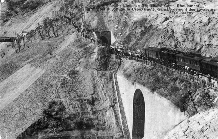 Transbordement de voyageurs près du col de la Croix-Haute après un éboulement sur les voies.