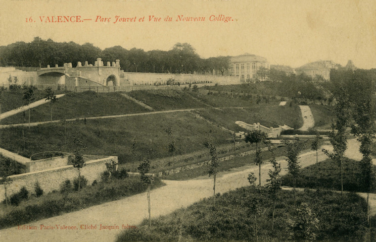 Valence. - Le parc Jouvet avec la vue sur le nouveau collège.