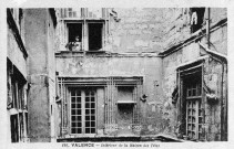 Valence.- La cour intérieure de la Maison des Têtes.