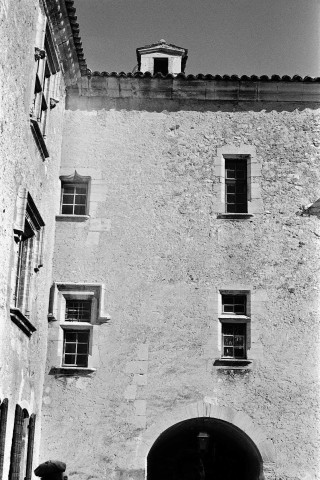Montjoux. - La façade sud sur cour du château (XVe s.).