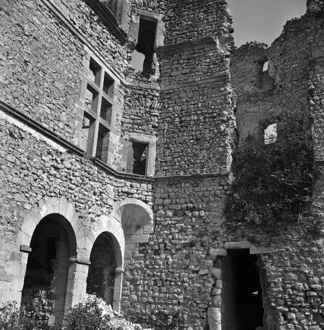 Montbrun-les-Bains.- Le château.