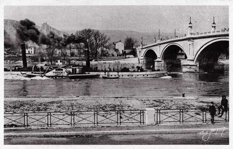 Valence.- Le bateau le Provence remontant le Rhône.