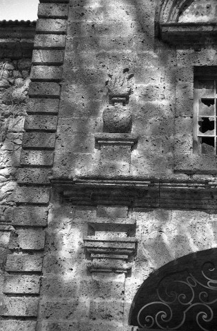 Châteaudouble.- Détail du fronton du porche central du château.