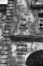 Châteaudouble.- Détail du fronton du porche central du château.