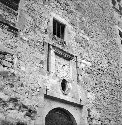 La Charce. - Détail de façade du château.