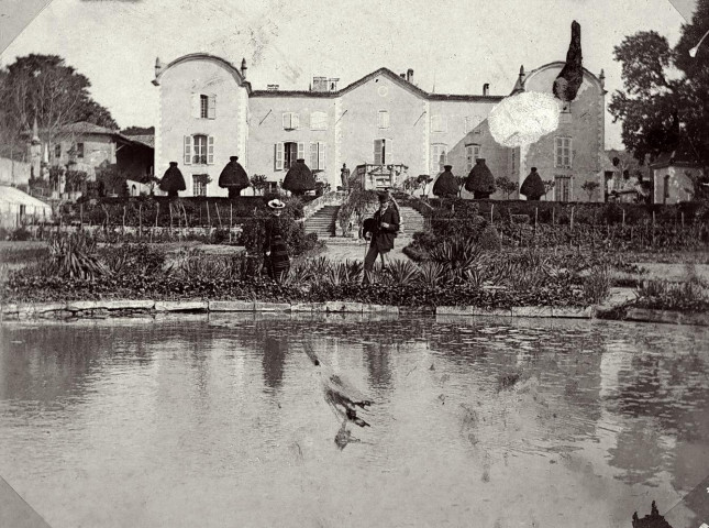 Peyrins. - Personnages devant le bassin du château de Sallmard.