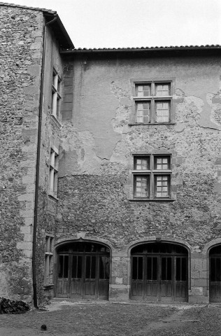 Saint-Vallier. - La façade sud côté cour du château.