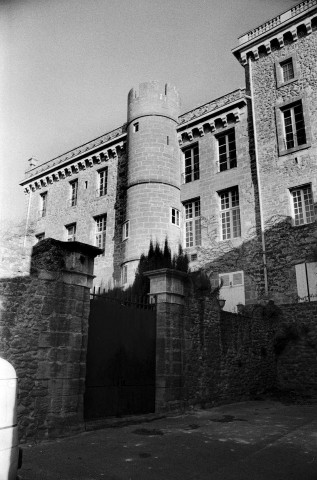 Rochegude. - La façade sud du château.