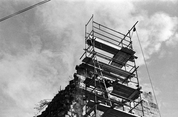 Allan. - Travaux de consolidation de la façade ouest de la chapelle Barbara.