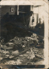 Soldats dans une maison bombardée.