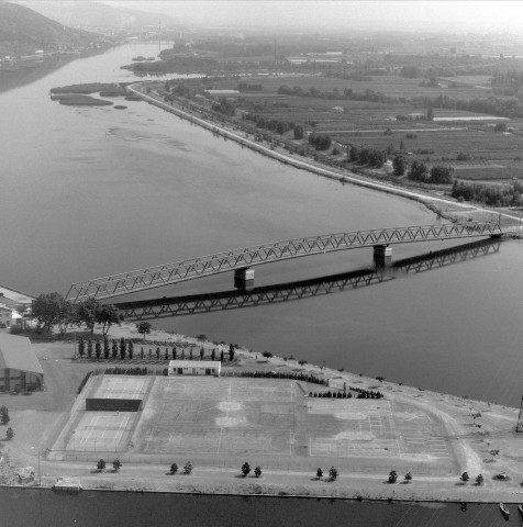 Vue aérienne du pont sur le Rhône au Pouzin (Ardèche).