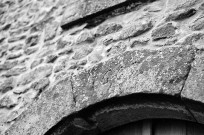 Truinas.- Détail du porche (1667) de l'église Saint-Jean-Baptiste.