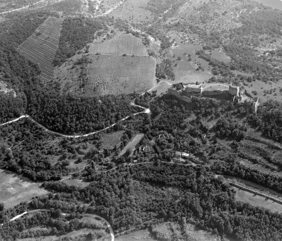 Vue aérienne du château et de ses alentours.