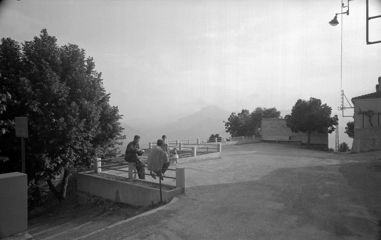 Pennes-le-Sec. - Personnages sur la place du village