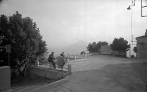 Pennes-le-Sec. - Personnages sur la place du village