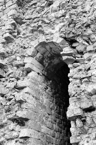 Montjoyer.- Porte de la façade nord de la tour de Montlucet.