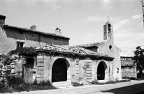 Grignan. - Le lavoir fontaine et la chapelle Saint-Pierre du hameau de Bayonne.