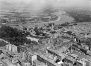 Vue aérienne de la ville et du Rhône.