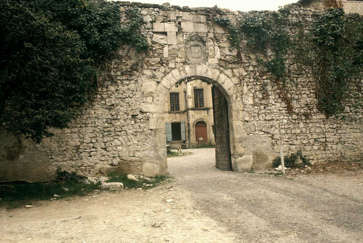 Montclar-sur-Gervanne.- Le château de la Vachères.