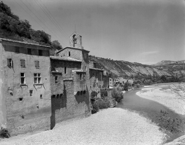 Pontaix.- Le temple et la Drôme.