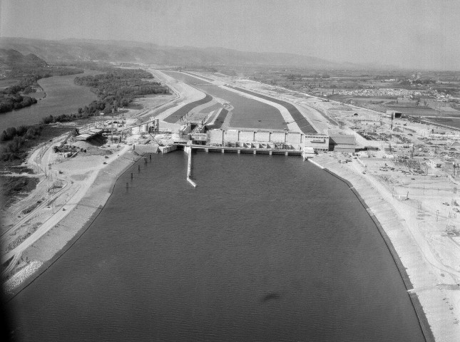 Saulce-sur-Rhône. - Centrale hydroélectrique Joseph Béthenod, écluse du Logis Neuf, pont routier.