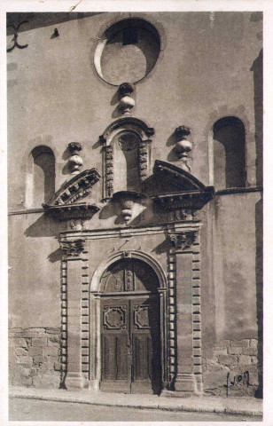 Le portail de l'ancienne chapelle des Cordeliers, rue André Lacroix.