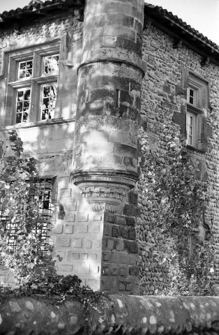 Chanos-Curson.- Tourelle d'angle nord-est de la maison forte de Conflans.