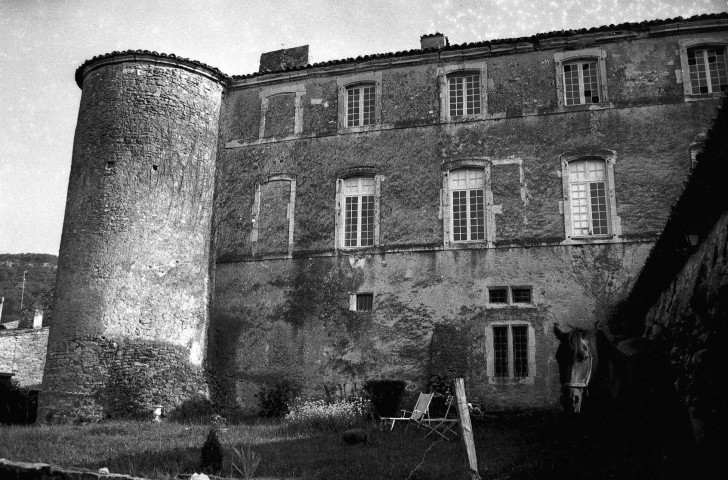 La Touche. - Façade principale du château, côté jardin.