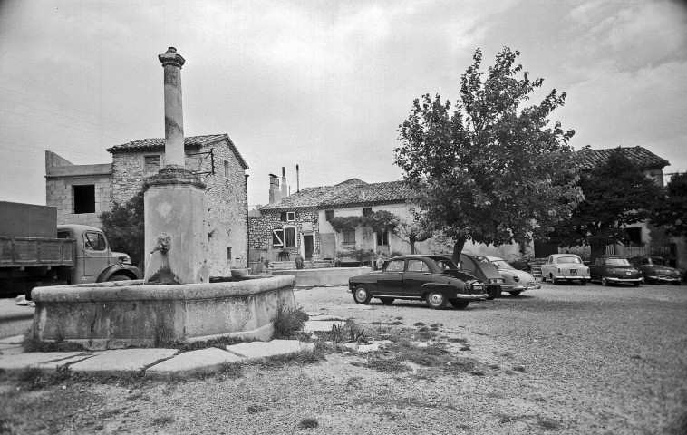 Salles-sous-Bois.- Lavoir et fontaine.