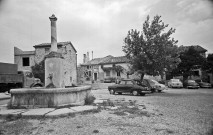 Salles-sous-Bois.- Lavoir et fontaine.